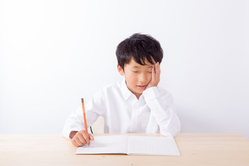 考える少年