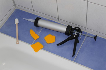 Silikonspritze und Glättwerkzeug beim Renovieren