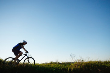 Obraz premium Male cyclist driving outdoors