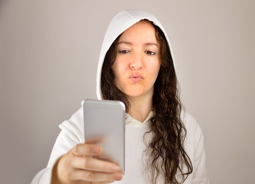 sending a kiss with phone
