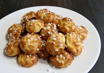tas de chouquettes sur une assiette blanche
