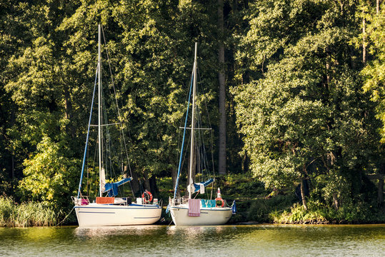 Poland, Masuria, Sailing boats on Lake Niegocin