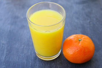 verre de jus de clémentines sur ardoise