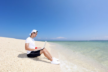 南国の美しいビーチで寛ぐ男性
