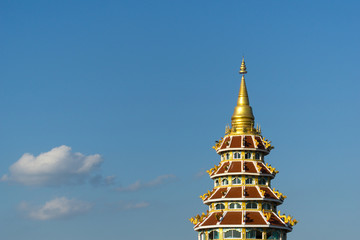 Fototapeta premium Beautiful golden pagoda with blue sky.