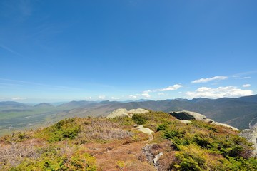 Fototapeta na wymiar Vue des sommets des Adirondack (Big slide et Wright peaks)