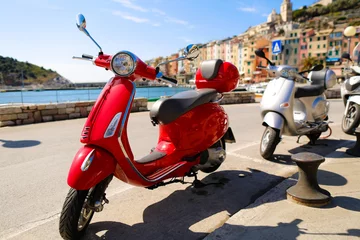 Crédence de cuisine en verre imprimé Scooter Vespa rouge dans la ville