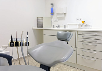 Zahnarztstuhl mit Behandlungsgeräten