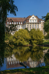 Fototapeta na wymiar Fennsee mit Friedrich-Ebert-Gymnasium (ehemaligen Oberrealschule) Berlin-Wilmersdorf