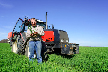 Zufriedener Landwirt beurteilt seinen Getreidebestand © Countrypixel