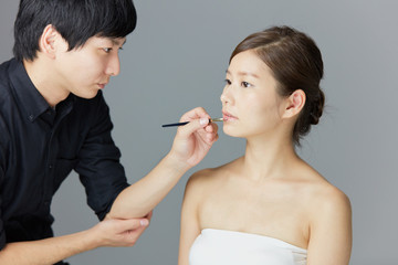ヘアメイク中の女性 