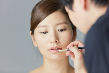 ヘアメイク中の女性 