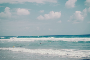Fototapeta na wymiar Fondo natural de una playa con el mar en calma 