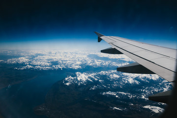 Blick aus dem Flugzeug über den Wolken