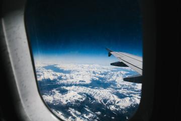 Naklejka na ściany i meble Blick aus dem Flugzeug über den Wolken