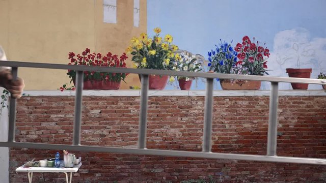 Murales con passaggio pittore con scala