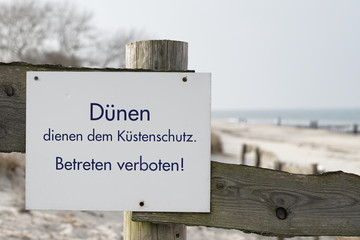 Verbotsschild am Strand der Ostsee in Kühlungsborn