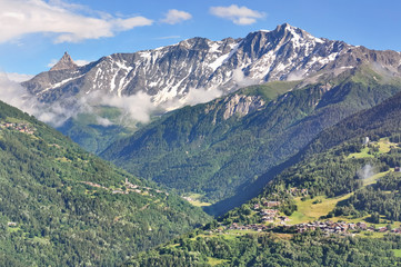 Fototapeta na wymiar paysage de montagne et ses villages dans le parc de la Vanoise 