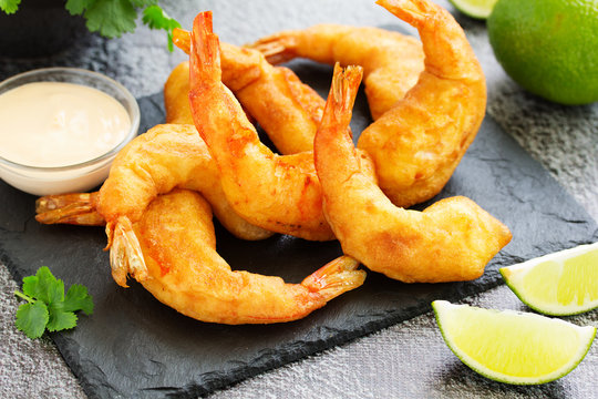 Shrimp fried in batter with sauce.