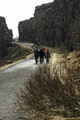 Obraz premium island, touristen gehen in der allmännerschlucht