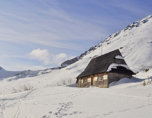 Chatka w górach © monswi