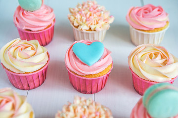 Нежные капкейки с кремом, украшеные пряниками, бусинами и макаронс, для нежной утонченной девушки или маленькой принцессы. Капкейки в розовом, бирюзовом и кремовом цвете.