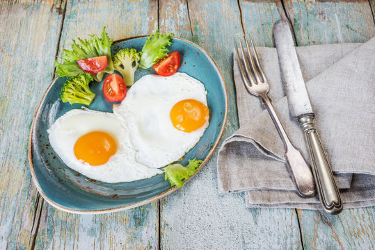 Fried eggs and vegetables