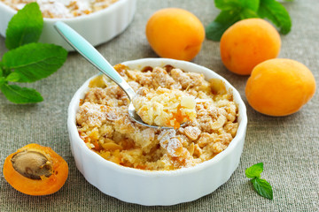 crumble with apricot and cinnamon.