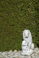 Fototapeta premium Gartenanlage mit Löwe Skulptur