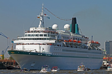 Fototapeta premium Kreuzfahrtschiff in Hamburg