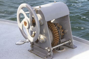 Zahnrad mit Kurbel auf Boot zum Hochholen von Anker Ankerwinsch