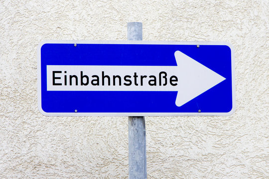 Einbahnstraße Schild Pfeil nach rechts