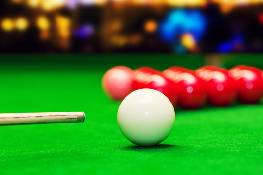 snooker - aim the cue ball