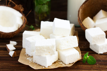 Fototapeta na wymiar homemade marshmallow coconut milk and fresh coconut.