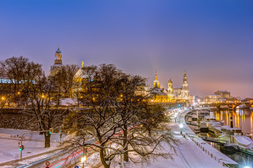 Historische Altstadt von Dresden mit Schnee bedeckt am Abend zur Winterzeit