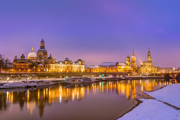Historische Altstadt von Dresden mit Schnee bedeckt am Abend zur Winterzeit