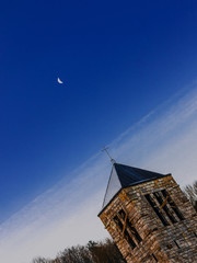 Der Mond scheint über der Kirche