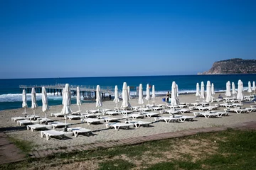 Fototapete Palombaggia Strand, Korsika Schöner Strand mit weißen Sonnenliegen und Sonnenschirmen