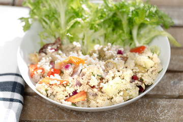 Friseesalat mit Quinoa, Radiccio, Gurke und Oliven