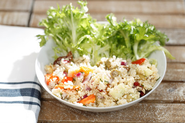 Friseesalat mit Quinoa, Radiccio, Gurke und Oliven
