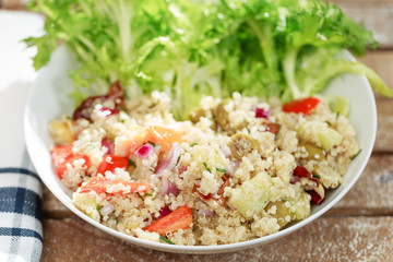 Friseesalat mit Quinoa, Radiccio, Gurke und Oliven
