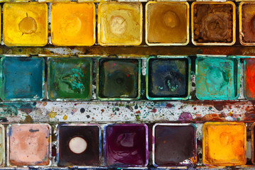 Various watercolor pigments in the color-saucer