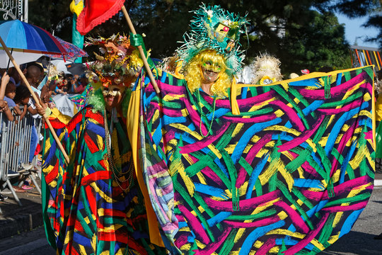 Princesse couleurs en éventail à la parade de Kourou en Guyane française