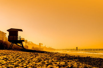Lifeguard tower at sunset on a Southern California Beach - obrazy, fototapety, plakaty