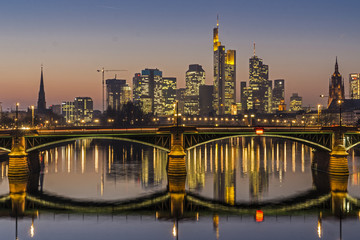 Frankfurt-Skyline am Abend mit Brücke