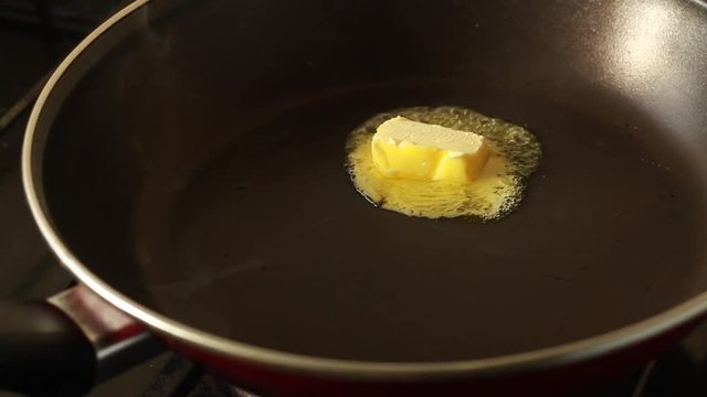 Mantequilla derritiéndose en sartén