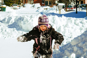 Fototapeta na wymiar Little girl playing with snow