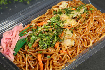 パック入りの焼きそば