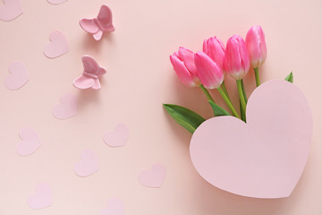Bouquet of pink tulip flowers with heart on pink background ハートとチューリップ