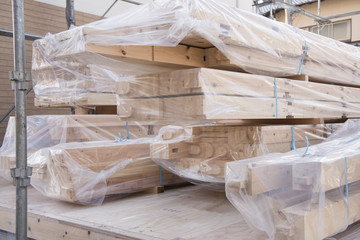 木材の積まれた戸建住宅の新築工事現場
